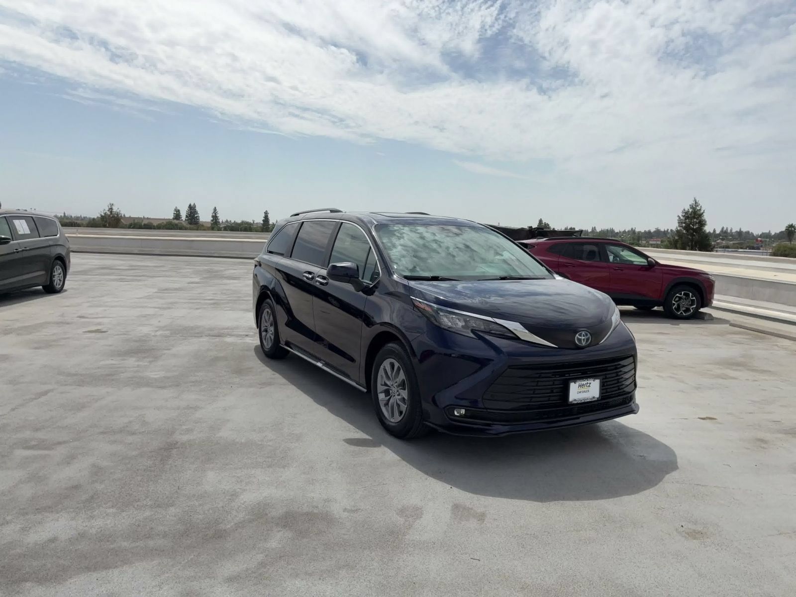 Used 2025 Toyota Sienna XLE FWD image 3
