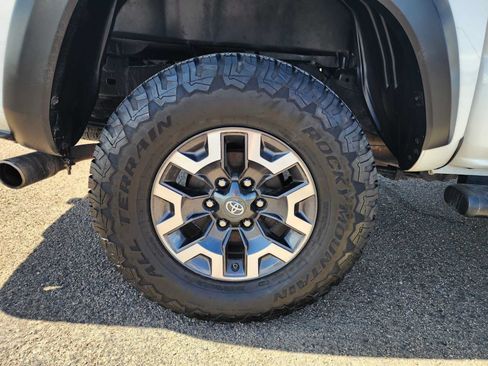 Used 2019 Toyota Tacoma TRD Off-Road AWD/4WD image 13