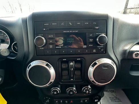 Used 2013 Jeep Wrangler Unlimited Rubicon image 14