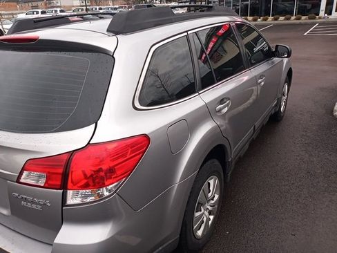 Used 2010 Subaru Outback 2.5i image 11