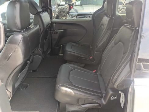 Used 2025 Chrysler Pacifica Select FWD image 14