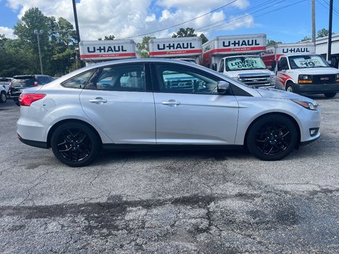 Used 2016 Ford Focus SE w/ Equipment Group 201A FWD image 2