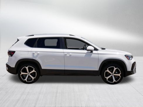 Certified 2025 Volkswagen Taos SEL AWD/4WD image 8