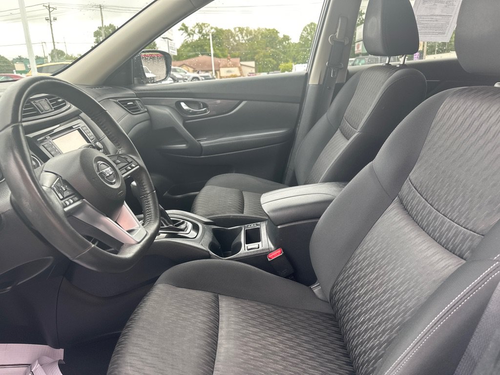 Used 2017 Nissan Rogue SV w/ SV Premium Package AWD/4WD image 2