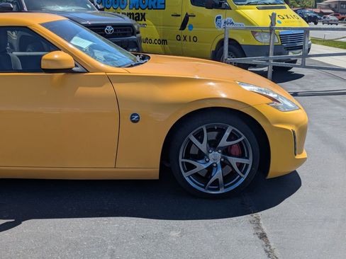 Used 2017 Nissan 370Z Coupe RWD image 2