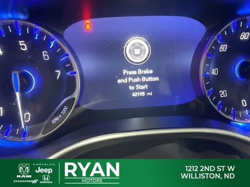 Used 2025 Chrysler Pacifica Select AWD/4WD image 3