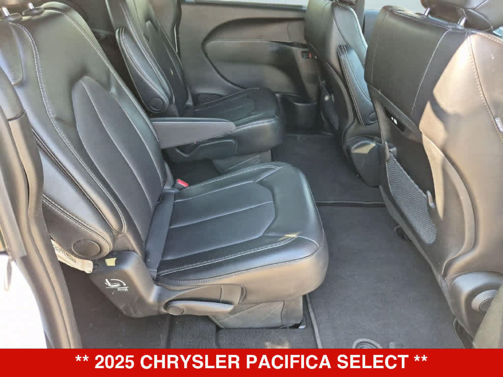 Used 2025 Chrysler Pacifica Select FWD image 17