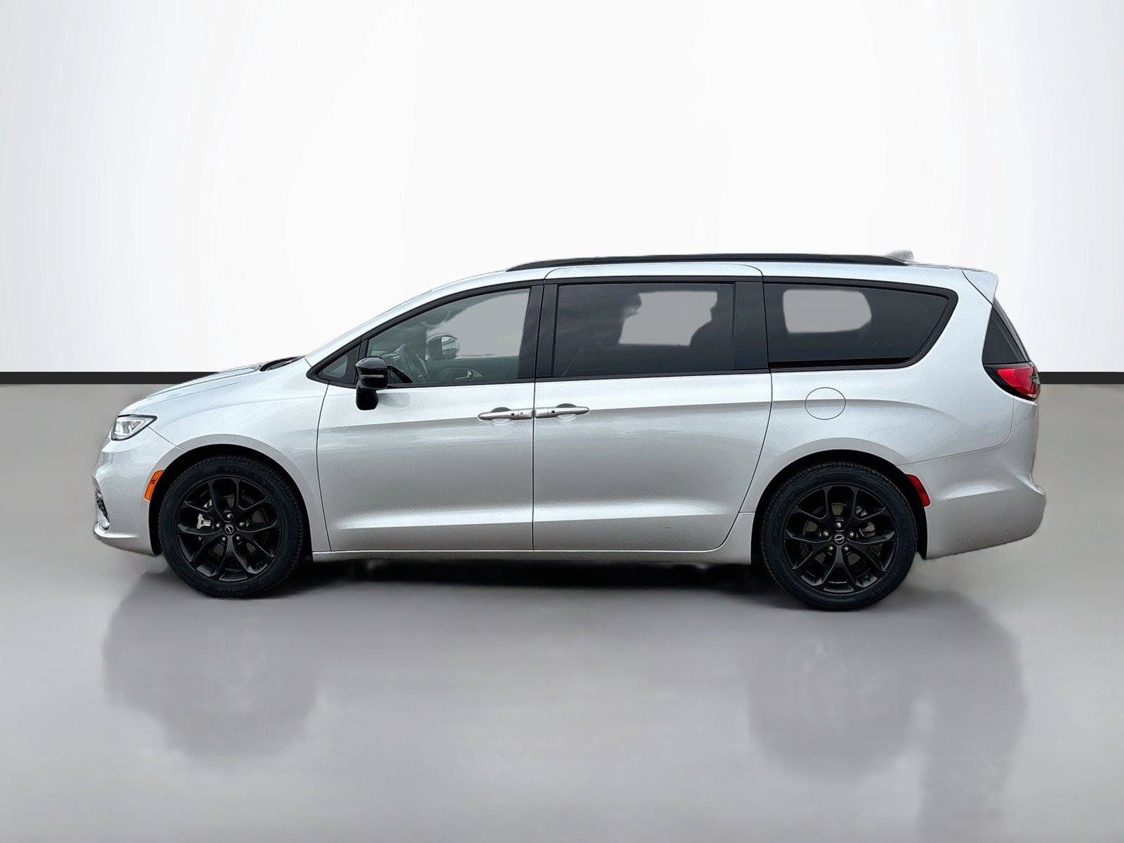 Certified 2026 Chrysler Pacifica Limited w/ S Appearance Package FWD image 8