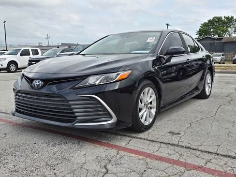 Used 2022 Toyota Camry LE w/ Convenience Package FWD image 2