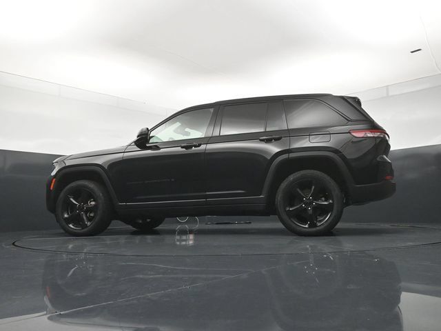 Used 2023 Jeep Grand Cherokee Limited w/ Black Appearance Package AWD/4WD image 21