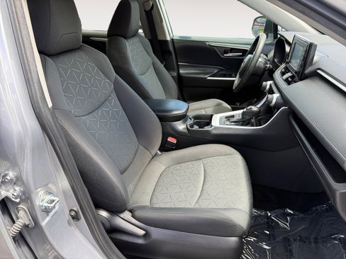Used 2021 Toyota RAV4 XLE AWD/4WD image 19
