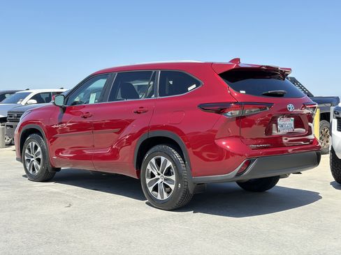 Certified 2024 Toyota Highlander XLE AWD/4WD image 5