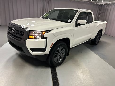 Used 2025 Nissan Frontier SV RWD image 3