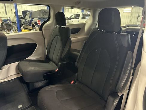 Used 2017 Chrysler Pacifica Touring FWD image 30