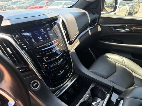 Used 2020 Cadillac Escalade Platinum AWD/4WD image 24