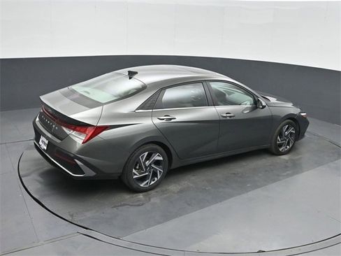 Used 2025 Hyundai Elantra SEL image 30