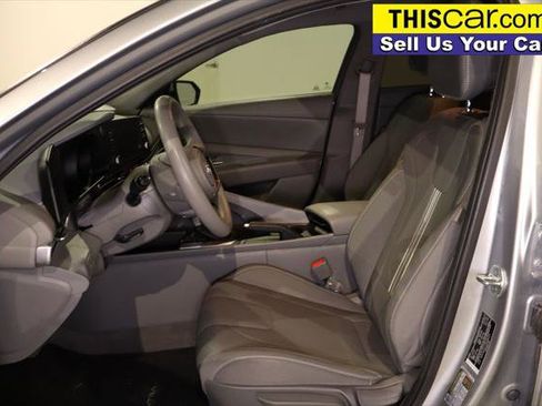 Used 2022 Hyundai Elantra SEL image 20