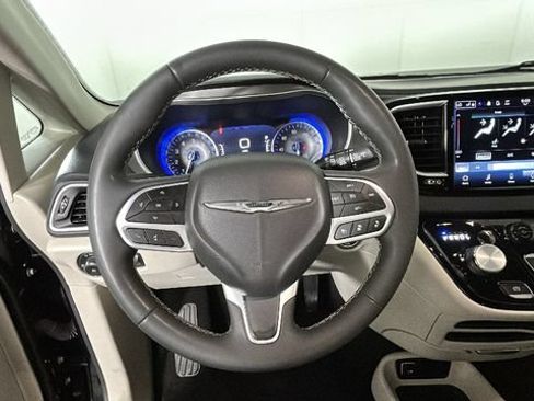 Used 2024 Chrysler Pacifica Touring-L FWD image 15