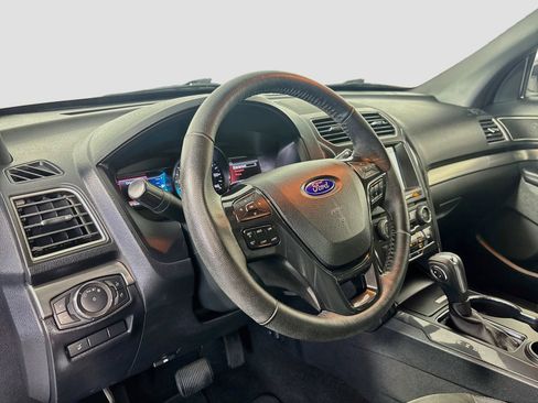 Used 2018 Ford Explorer XLT w/ Equipment Group 202A FWD image 9