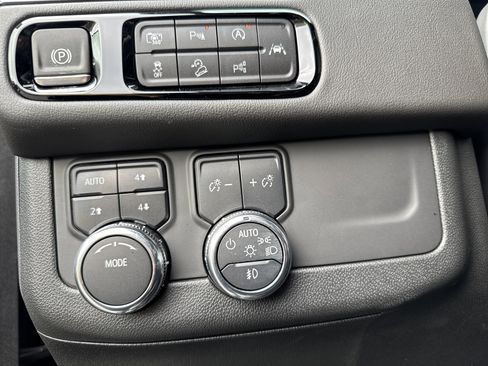 Used 2025 GMC Yukon AT4 w/ AT4 Premium Package image 18