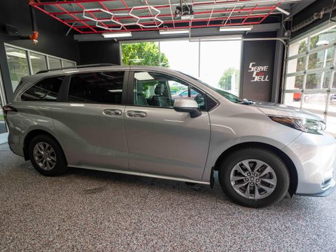 Used 2023 Toyota Sienna XLE w/ XLE Plus Package AWD/4WD image 5