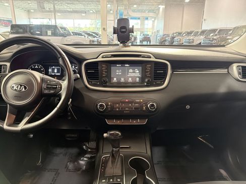 Used 2017 Kia Sorento LX w/ LX Convenience Package image 27