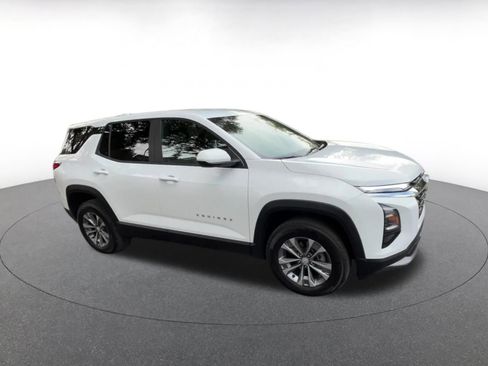 Used 2025 Chevrolet Equinox LT image 2