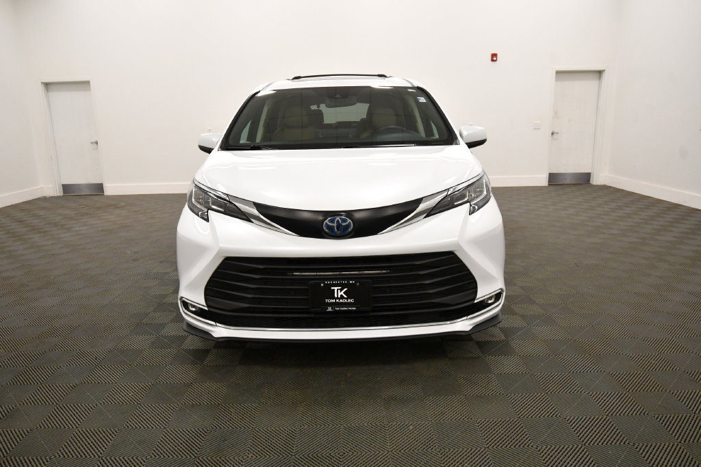 Used 2023 Toyota Sienna XLE AWD/4WD image 11
