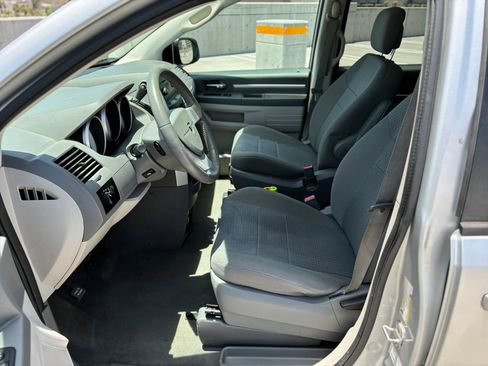 Used 2010 Dodge Grand Caravan Hero w/ Popular Equipment Group FWD image 17