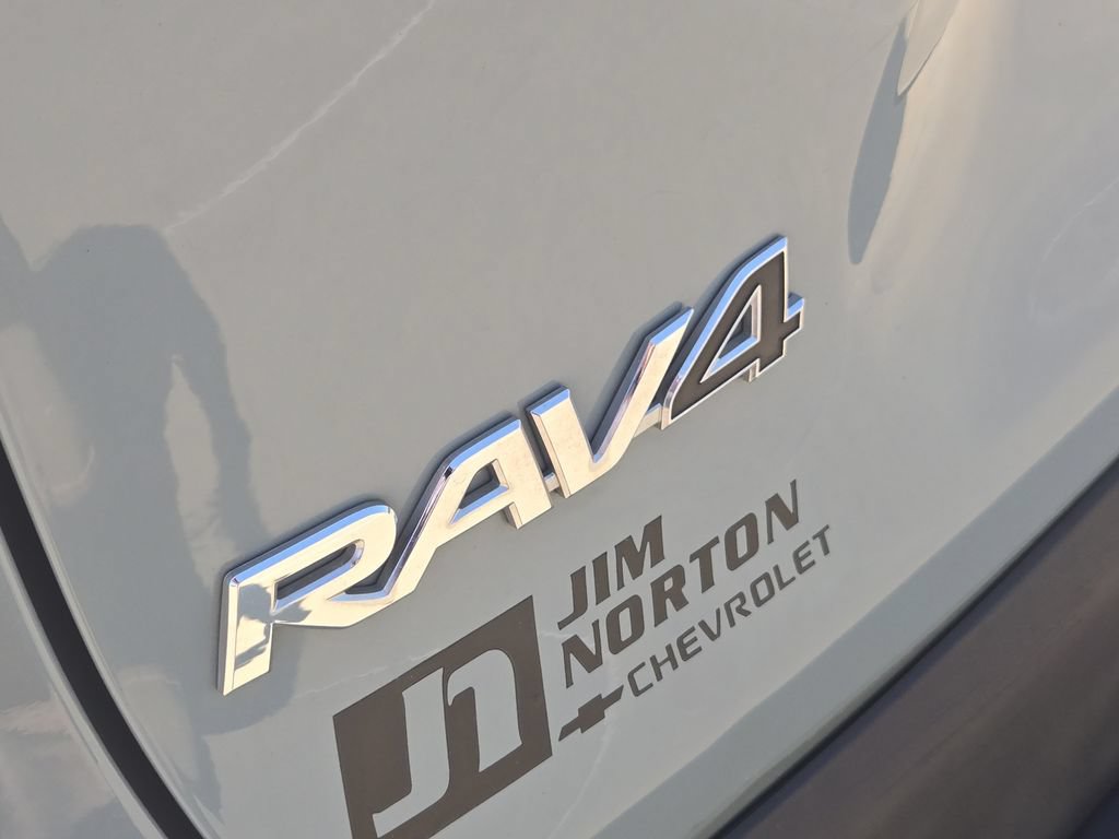 Used 2020 Toyota RAV4 XLE FWD image 11