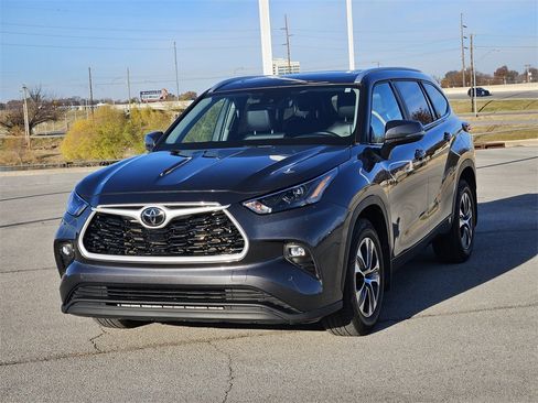 Used 2024 Toyota Highlander XLE image 2