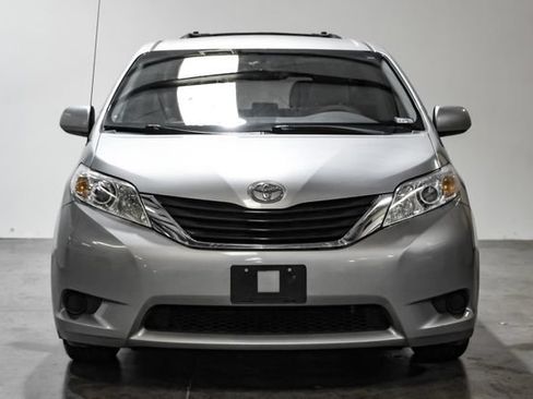 Used 2012 Toyota Sienna LE FWD image 9