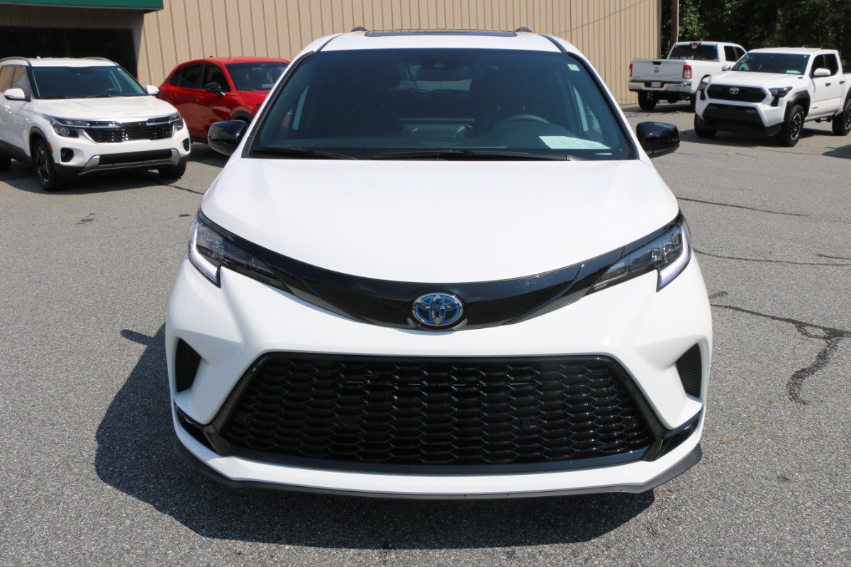 Used 2025 Toyota Sienna XSE AWD/4WD image 11