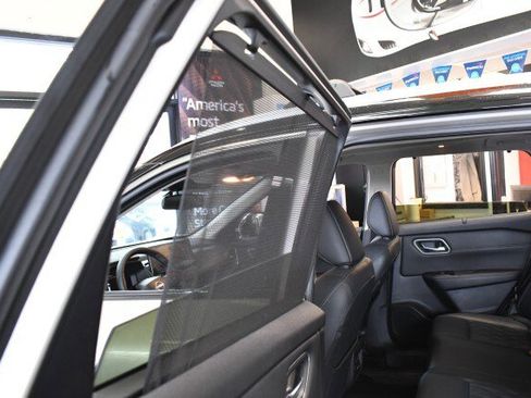 Used 2025 Nissan Rogue Platinum w/ Platinum Premium Package AWD/4WD image 21