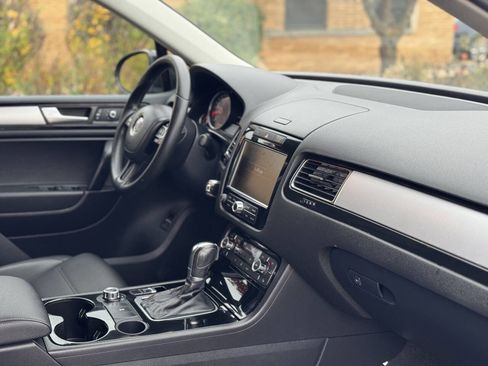 Used 2012 Volkswagen Touareg Sport image 14