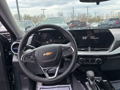 New 2026 Chevrolet Trax LT w/ LT Convenience Package FWD image 3