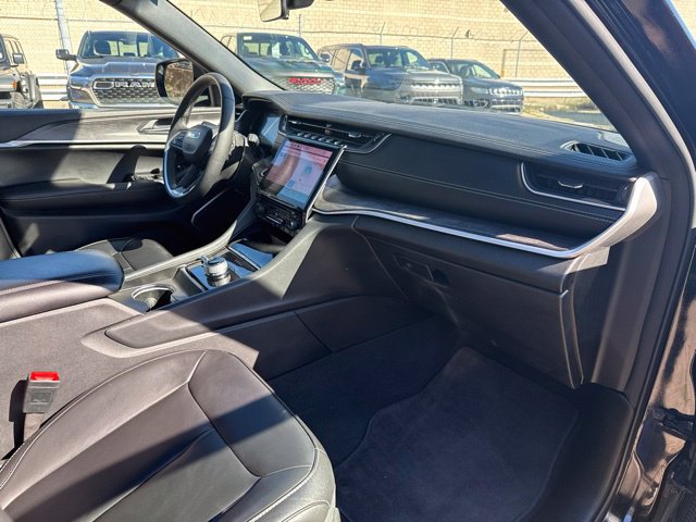 Used 2025 Jeep Grand Cherokee L Limited w/ Black Appearance Package AWD/4WD image 31