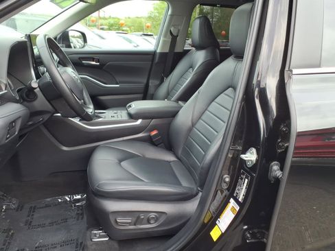 Used 2023 Toyota Highlander XLE AWD/4WD image 15