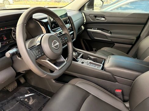 Certified 2025 Nissan Pathfinder SL FWD image 17