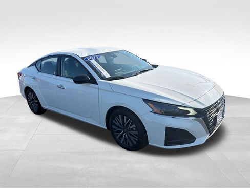 Used 2025 Nissan Altima 2.5 SV FWD image 7