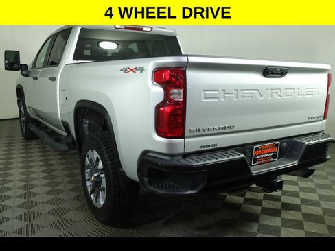 Used 2022 Chevrolet Silverado 2500 Custom w/ Custom Value Package AWD/4WD image 4