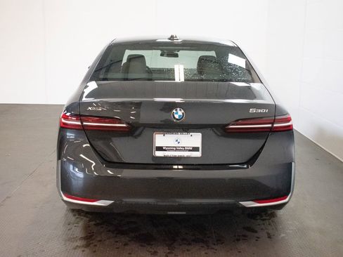 Certified 2026 BMW 530i xDrive w/ Premium Package AWD/4WD image 5