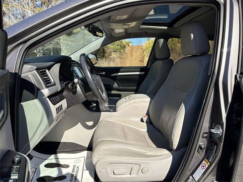 Used 2015 Toyota Highlander XLE image 13