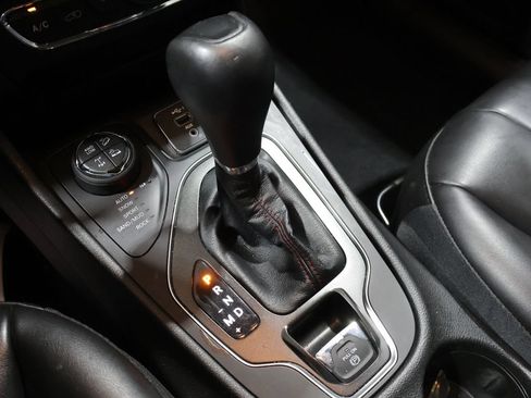 Used 2021 Jeep Cherokee Trailhawk AWD/4WD image 34