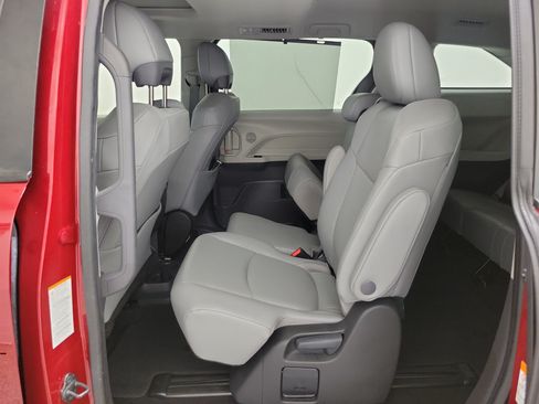 Used 2023 Toyota Sienna XLE w/ XLE Plus Package FWD image 14