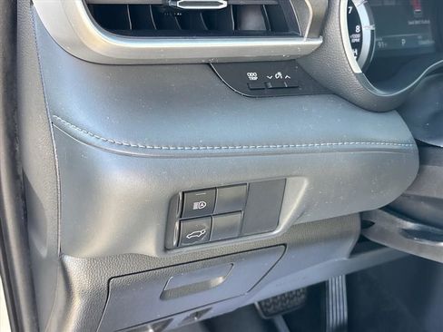 Used 2021 Toyota Highlander XLE AWD/4WD image 9