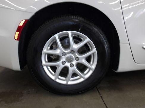 Used 2020 Chrysler Pacifica Touring-L FWD image 21