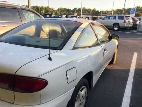 Used 2001 Chevrolet Cavalier Coupe FWD image 4