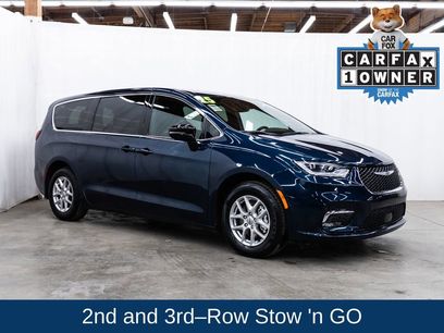 Used 2025 Chrysler Pacifica Select