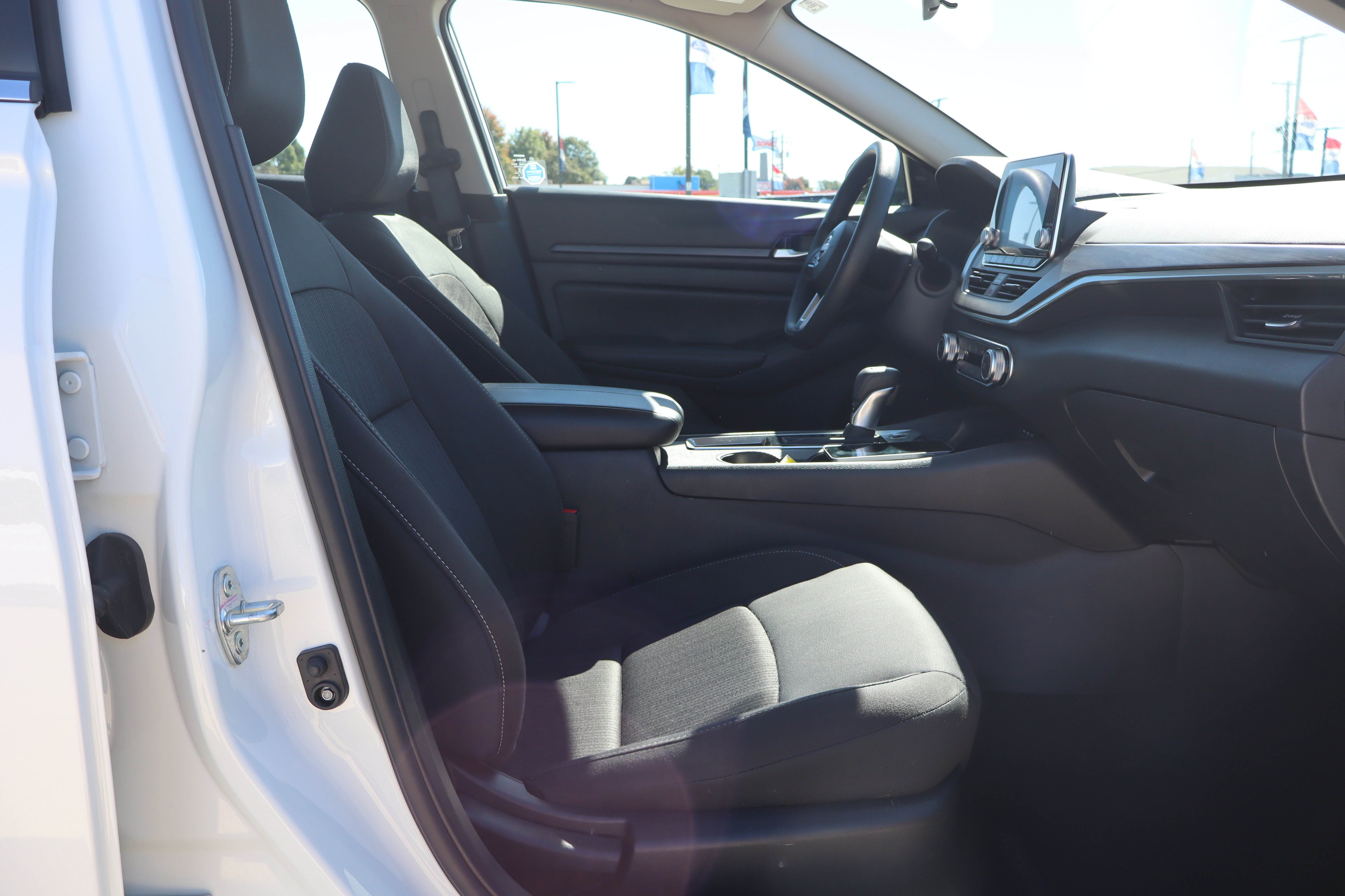 Used 2025 Nissan Altima 2.5 SV FWD image 12